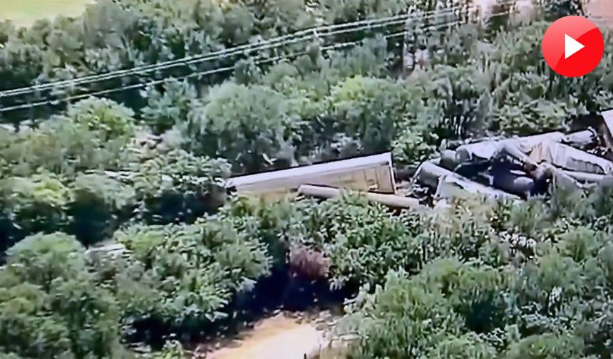ABD’de 35 vagonlu bir tren raydan çıkıp devrildi