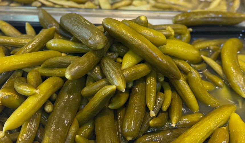 Soğuk havalarla birlikte turşu dükkanlarında hareketlilik arttı