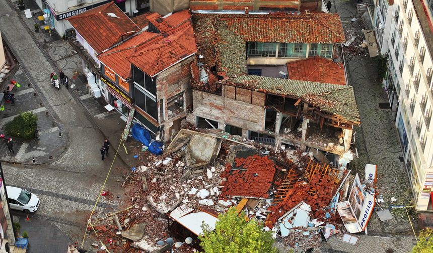 Balıkesir'de depremlerde hasarın boyutu gün ağarınca ortaya çıktı