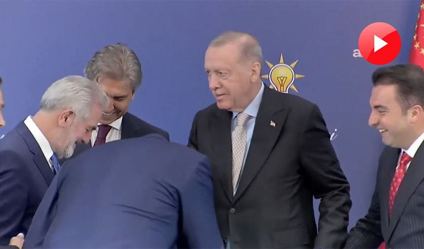 AK Parti'ye katılan milletvekilleri sırasıyla Erdoğan'ın elini öptü