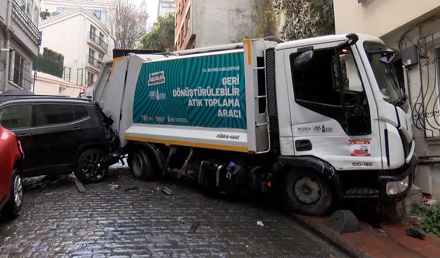 Çöp kamyonu park halindeki 5 araca ve bir evin duvarına çarptı: 3 yaralı
