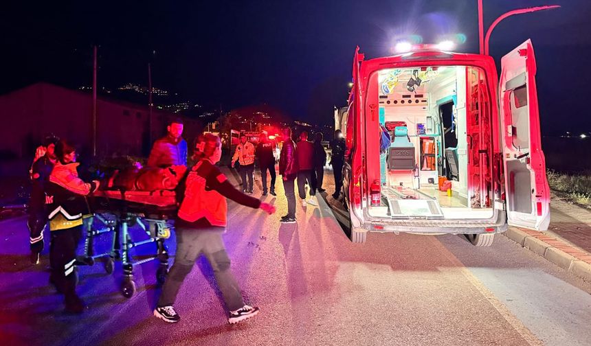 Kaza yapan motosikletin sürücüsünün dişlerini telefon ışığıyla aradılar