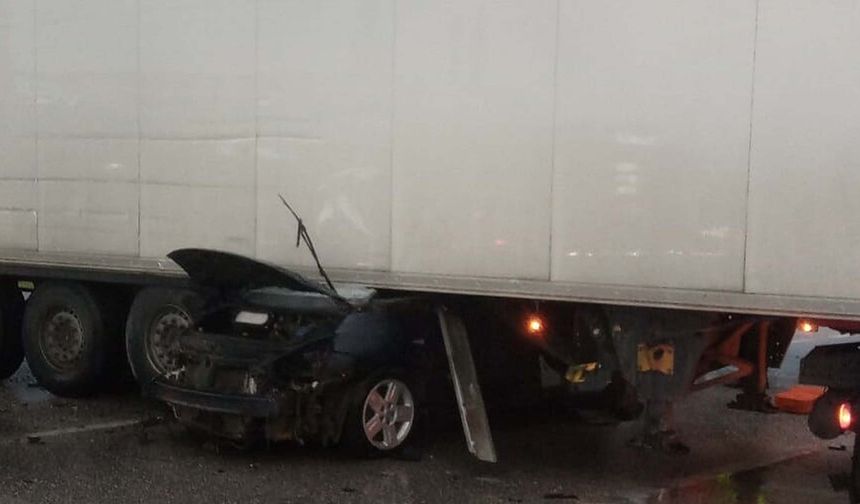 TIR ile çarpışan otomobilin sürücüsü ve eşi öldü