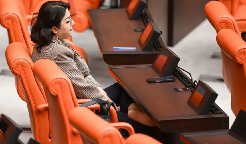 DEM Partili milletvekilinin TBMM’de ayakkabılarını çıkarması dikkat çekti