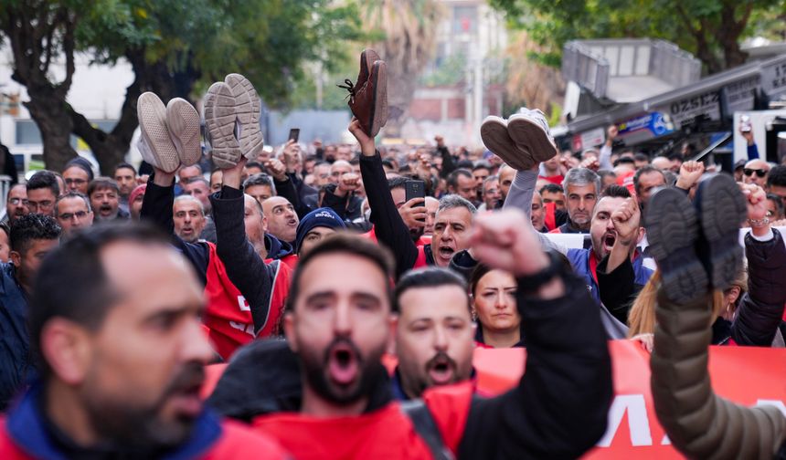 İzmir Büyükşehir Belediyesi işçilerinden çıplak ayaklı eylem