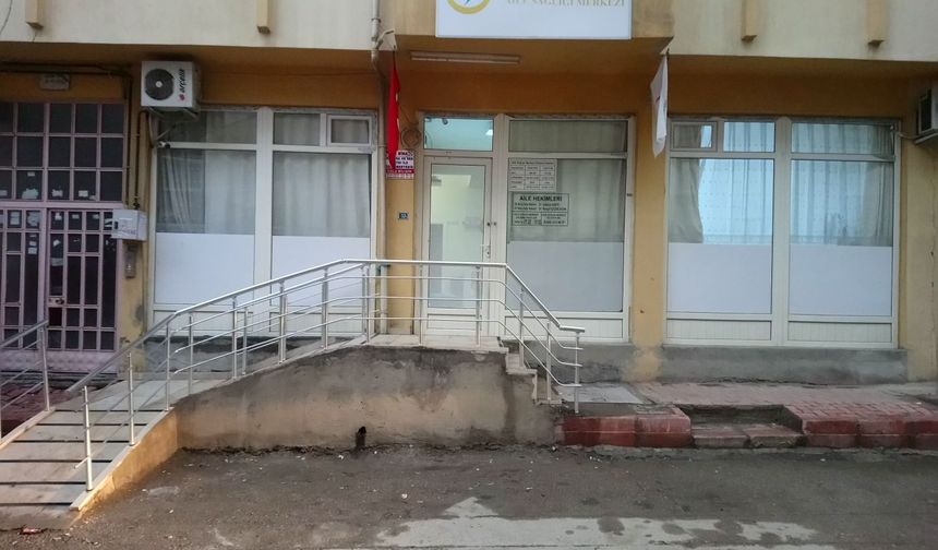 Aile Sağlığı Merkezi’ne taşla saldıran kişilerden doktora tehdit mesajı