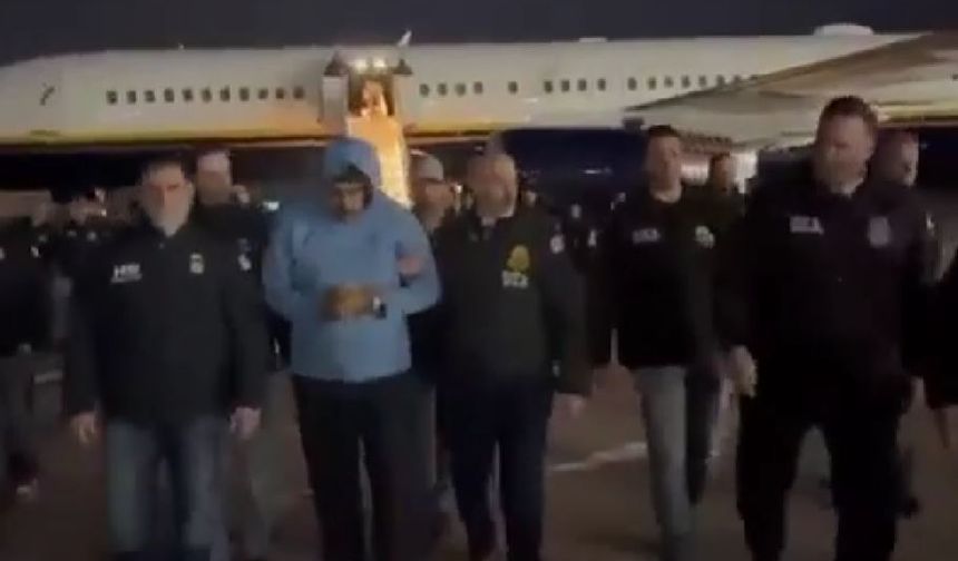 Maduro’nun uçaktan indirildikten sonra ajanlarla yürütülme görüntüleri paylaşıldı