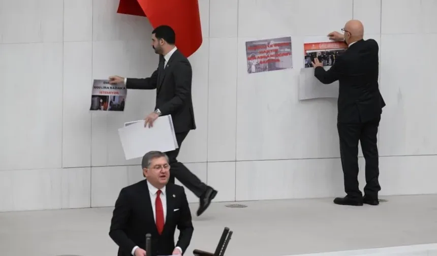 Meclis'te bir ilk: Dövizleri CHP'li vekiller astı, AK Partili vekil söktü