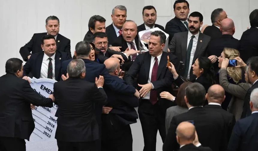 Meclis'e tabut geldi ortalık karıştı: Genel Kurul’da arbede yaşandı!
