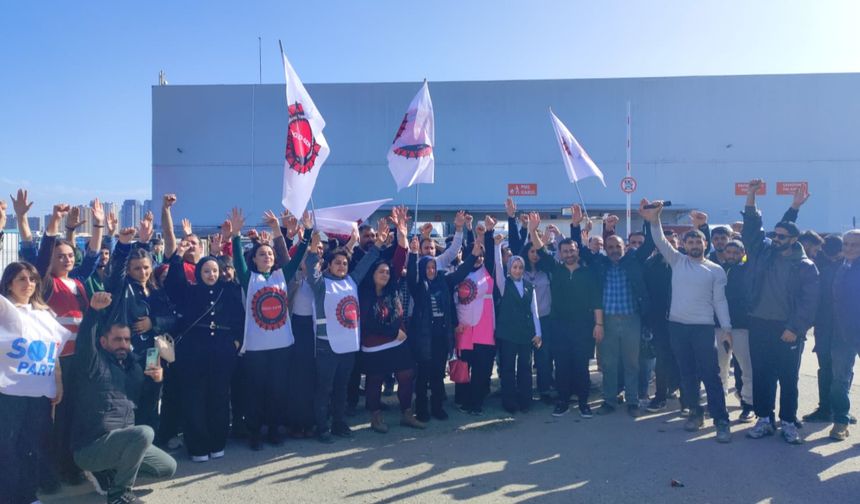 Migros depo işçileri, iş yeri önünde kazanımlarını kutladı