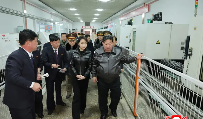 Kuzey Kore: 13 yaşındaki veliaht poligonda atış yaptı