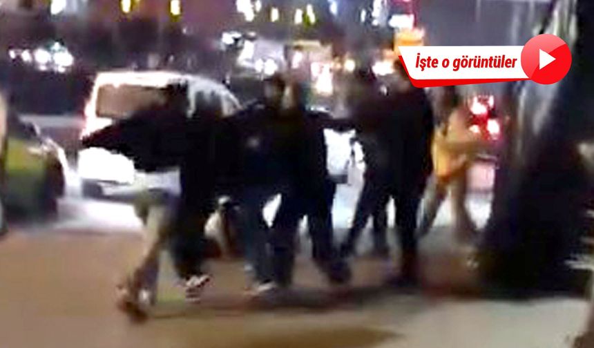 Lise öğrencilerinin sokak ortasında 'laf atma' kavgası kamerada