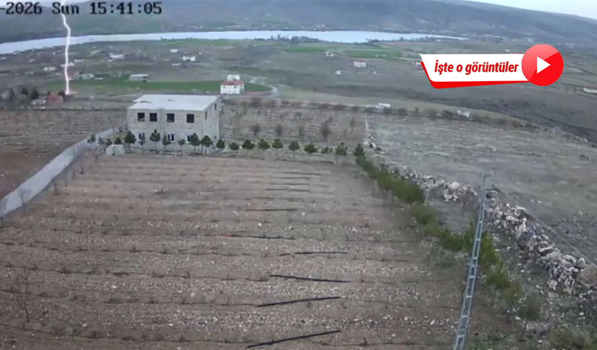 Boş araziye yıldırım düşme anı kamerada