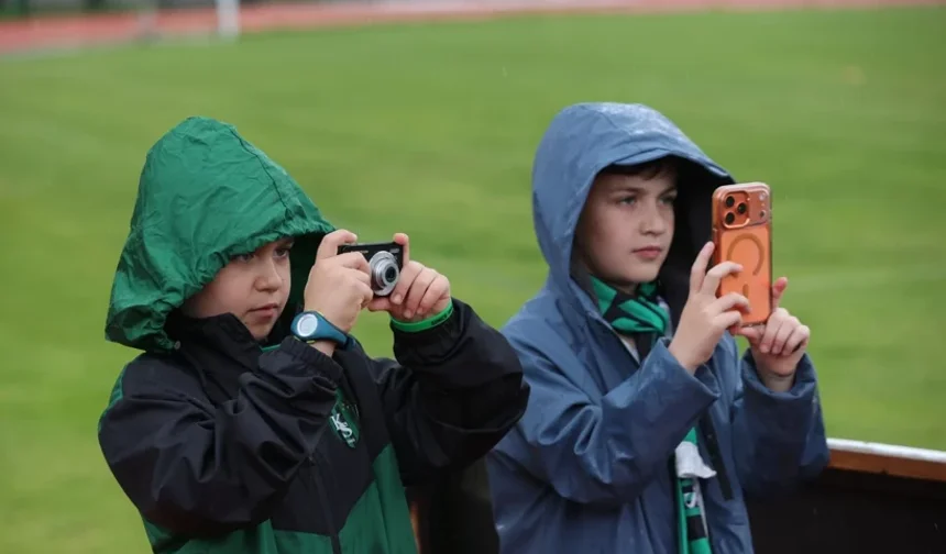 Serdar Dursun’dan tuşlu telefonla gol pozisyonunu çeken çocuğa hediye!