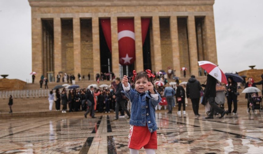 Ünlü isimlerden 23 Nisan paylaşımları: 'Bütün çocukların mutlu olduğu bir dünya'