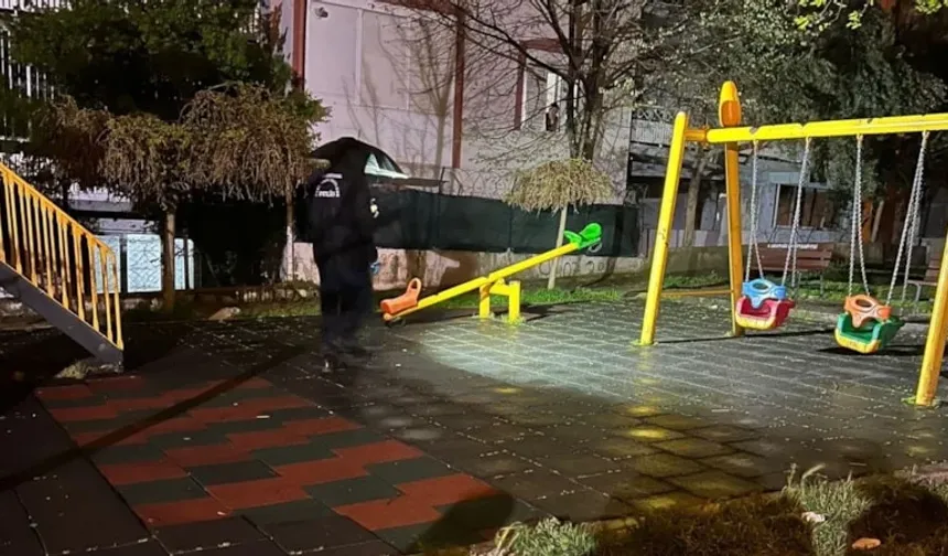 İzmir'de 2 yaşındaki çocuk parkta oynarken bıçaklı saldırıya uğradı