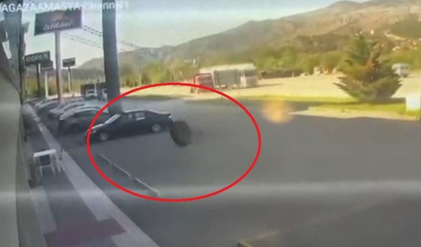 Kamyonun fırlayan tekeri, mağazaya daldı; o anlar kamerada!