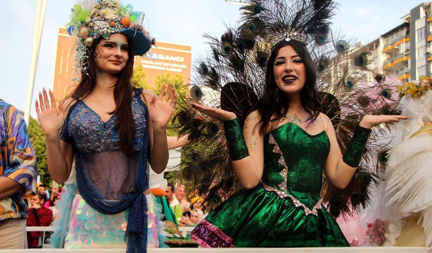 Adana Portakal Çiçeği Karnavalı'nda renkli görüntüler