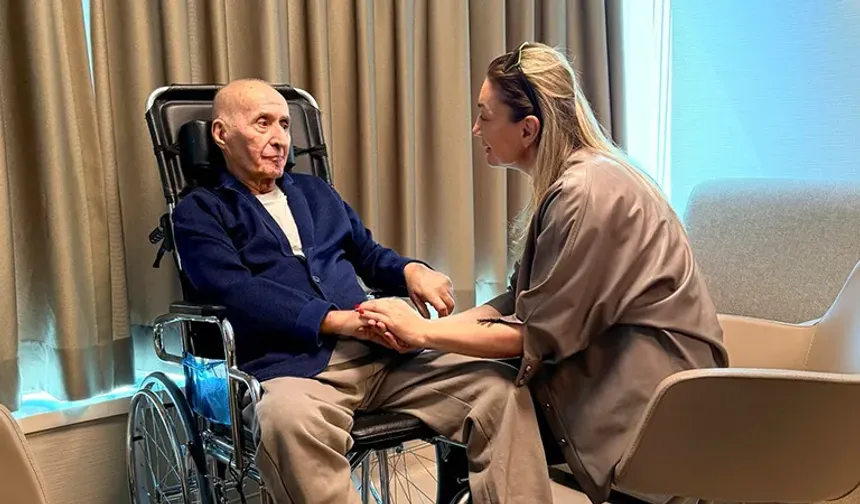 Dilek İmamoğlu, CHP eski Genel Başkanı Hikmet Çetin'i tedavi gördüğü hastanede ziyaret etti