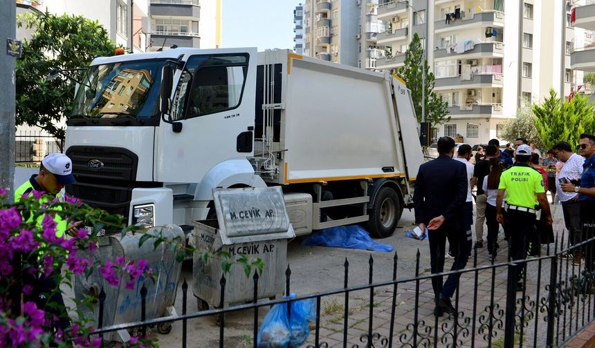Çöp kamyonunun altında kalan yaya öldü