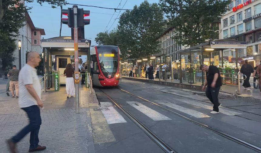 Fatih'te raylara düşüp tramvayın altında kalan çocuk öldü