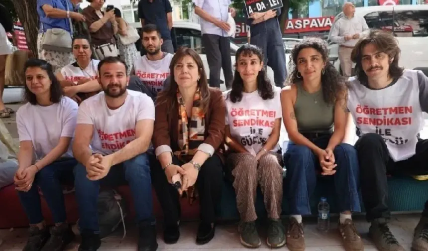 DEM Partili Beştaş, eylemdeki öğretmenleri ziyaret etti: ‘Mücadeleyi beraber yürüteceğiz’