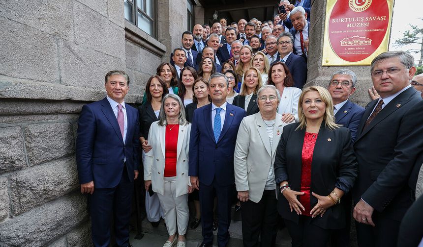 Gazeteler, Özgür Özel'in istifasını ve YENİ Parti'yi manşetlerine nasıl taşıdı?