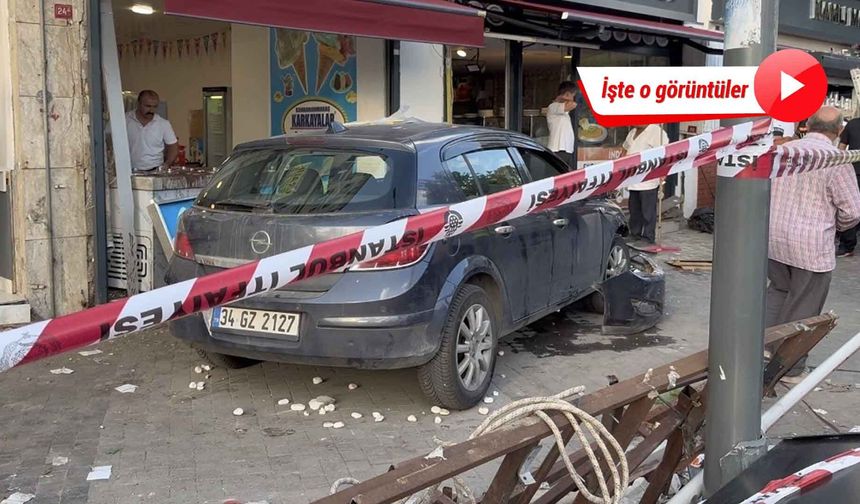 Otomobilin kaldırımdaki yayaların arasına daldığı kaza kamerada: 5 yaralı