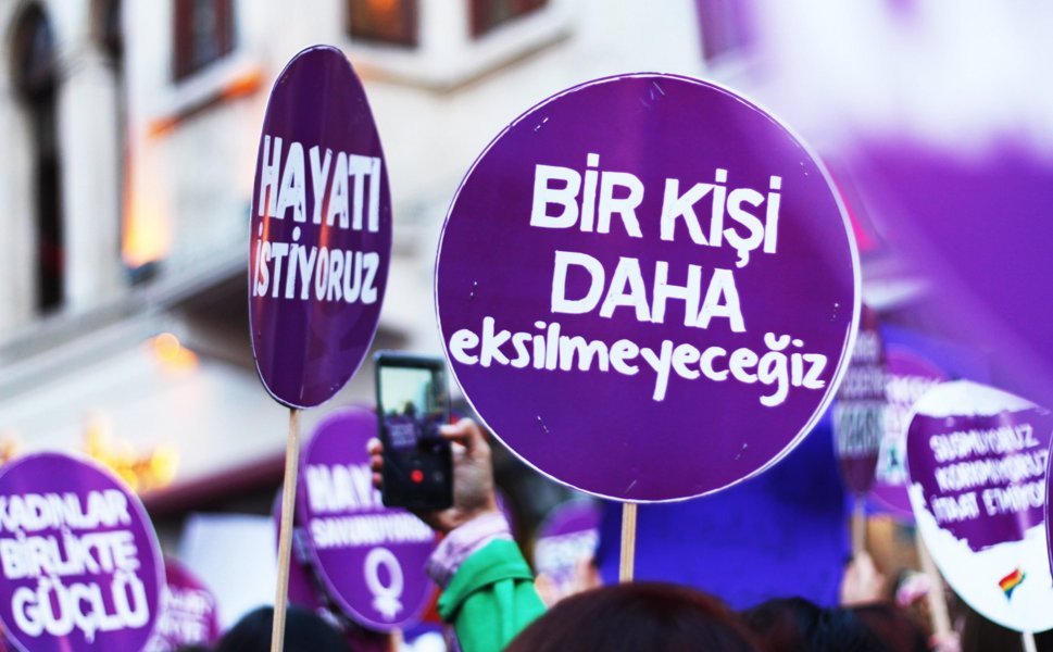 Konuşma bahanesiyle çağırdığı eski sevgilisini boğmaya çalışıp, 10 yerinden bıçakladı