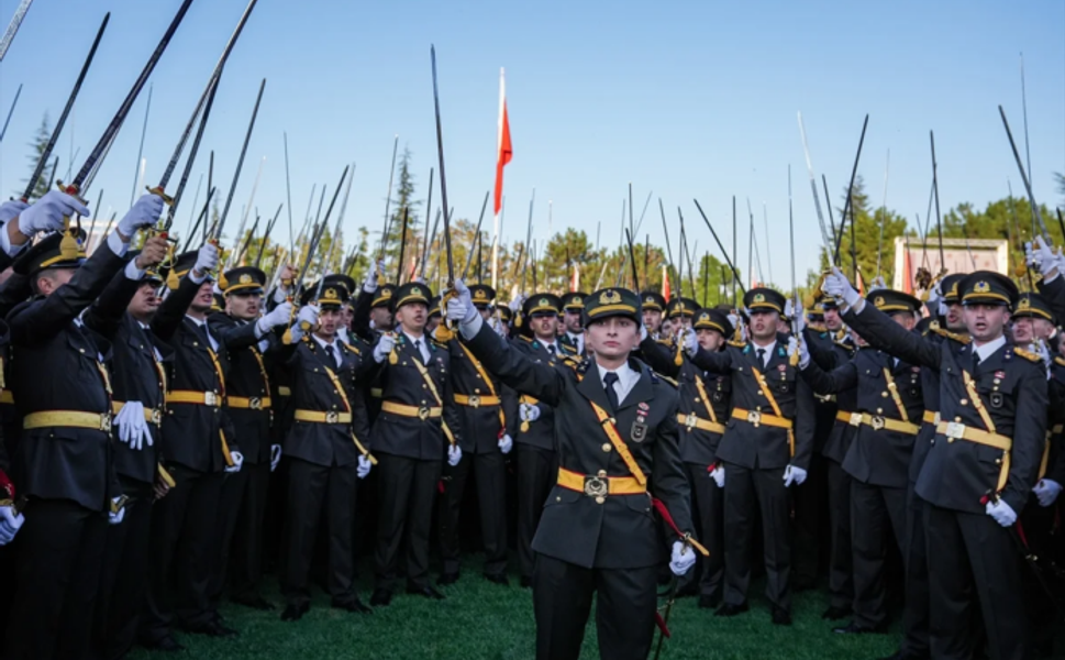 Kılıçlı yemin nedeniyle ihraç edilen teğmen görevine döndü