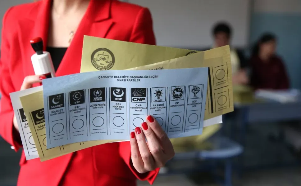 Son seçim anketinden dikkat çeken sonuç: Sadece 3 parti barajı geçiyor!