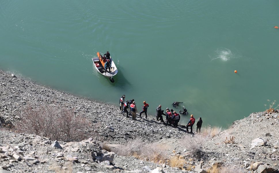 Van’da otomobil baraj gölüne uçtu: 2 ölü, 1 kişi aranıyor!