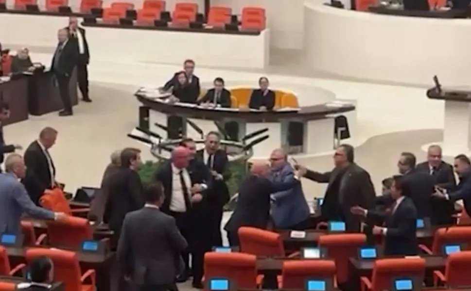 TBMM’de ‘Geldi İsmet, kesildi hizmet’ kavgası çıktı!