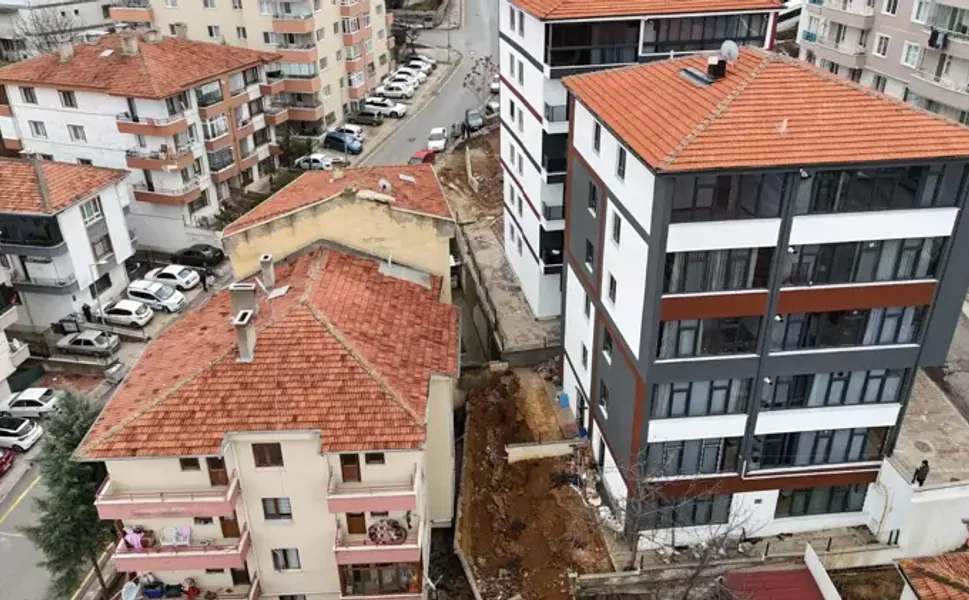 Ankara'da istinat duvarı çöktü, 4 apartman tahliye edildi