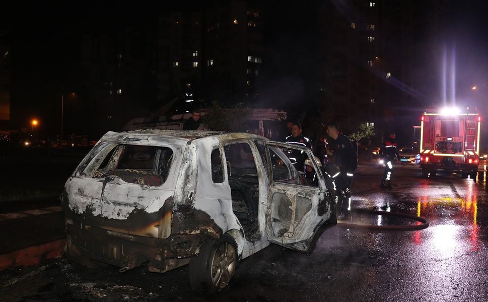 Tartıştığı kız arkadaşı ile annesinin araçlarını kundakladı