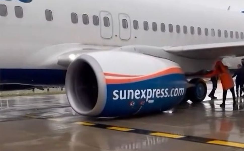 Antalya Havalimanı'nda kalkışa hazırlanan uçağın tekerlekleri yerinden çıktı!