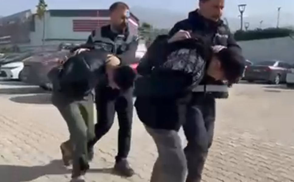 Sosyal medyadan tanıştıkları kızı bağlayıp tecavüz ettiler