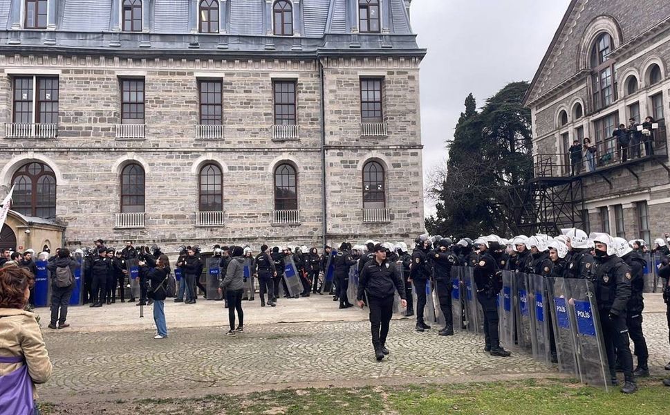 Boğaziçi Üniversitesi'ne polis baskını: Öğrencilere biber gazlı müdahale!
