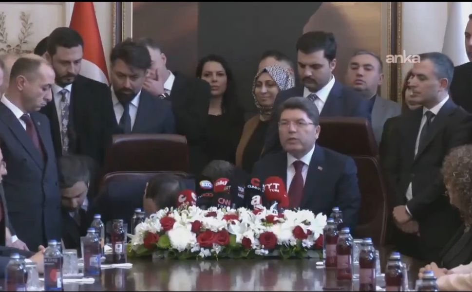 Akın Gürlek ve Yılmaz Tunç'un devir teslim töreninde 'koltuk' krizi