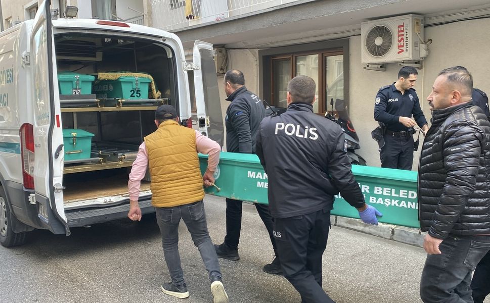 Eşini uykusunda boğazını bıçakla kesip, öldürdü