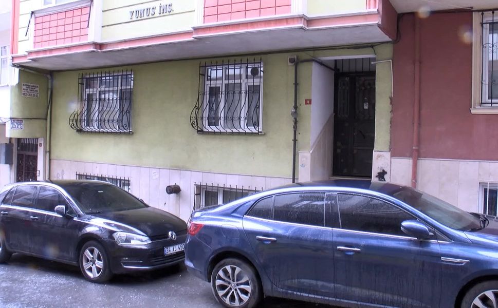 Esenler'de eşine silahla saldırdı; polisleri görünce kendini vurdu