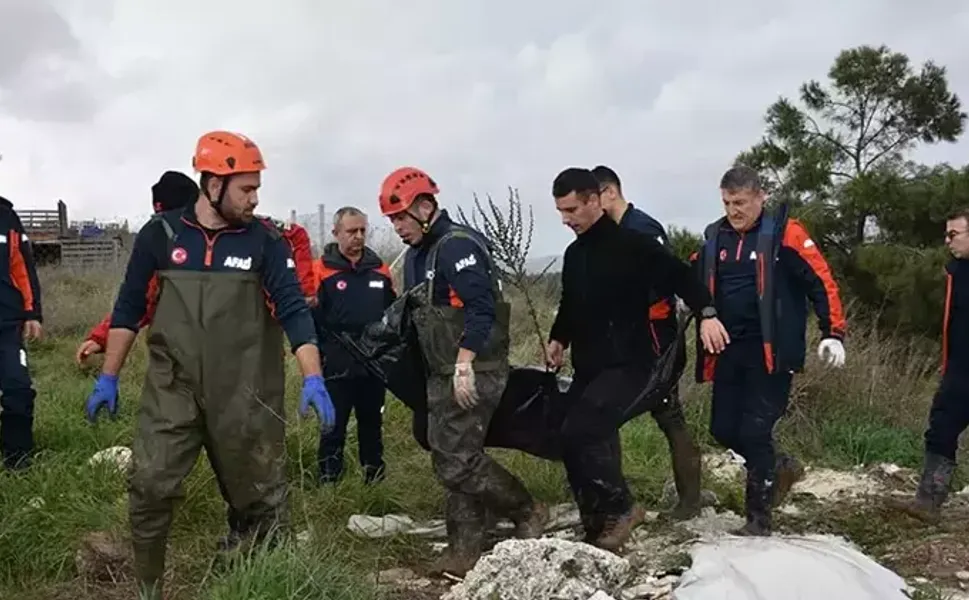 İzmir'de otomobil, dere üzerindeki köprüden geçerken sele kapıldı: 2 ölü, 1 kayıp