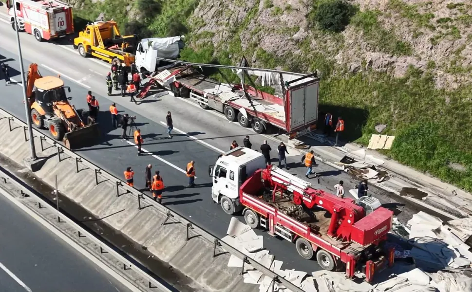 TEM'de trafik kazası; İstanbul yönü trafiğe kapatıldı
