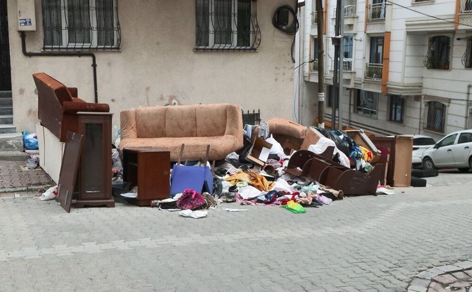 Evden çıkarmak istediği kiracısının eşyalarını sokağa attı