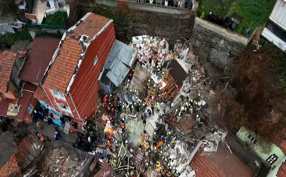 İstanbul Fatih’te 2 bina çöktü: 9 kişi kurtarıldı, soruşturma başlatıldı