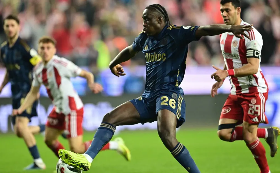 Zirve takibindeki Fenerbahçe, Antalya'da 2 puan bıraktı