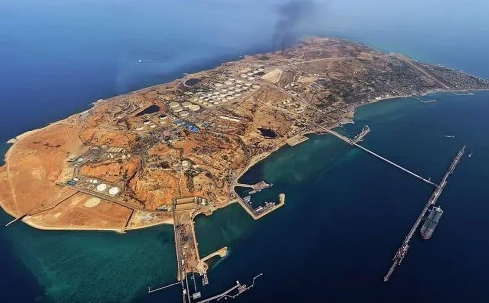 ABD ve İsrail, Basra Körfezi'ndeki Hark Adası'nı vurdu