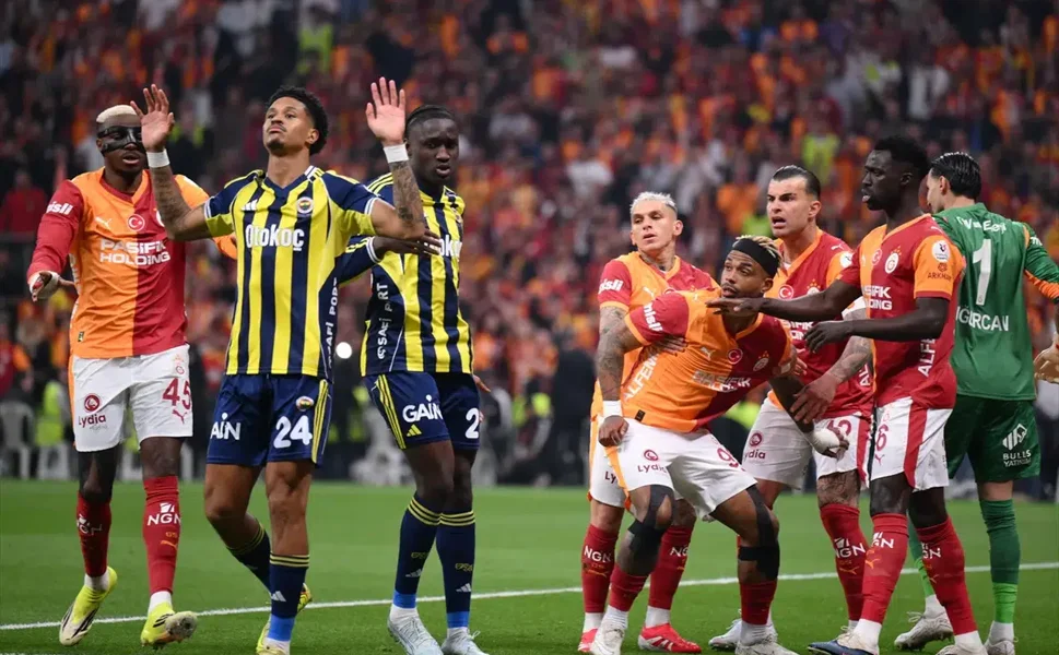 Şampiyonluk düğümü çözülmedi; Fark 4 puana düştü