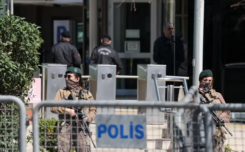 Çatışmadaki polislerle dalga geçen 8 kişi gözaltına alındı: 4 Gratis çalışanı işten kovuldu