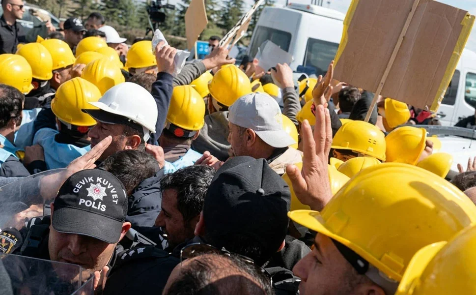 Enerji Bakanlığı’na yürümek isteyen madencilere polis engeli: 2 gözaltı!